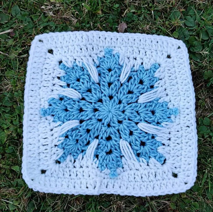 Frosted Snowflake Granny Square Pattern